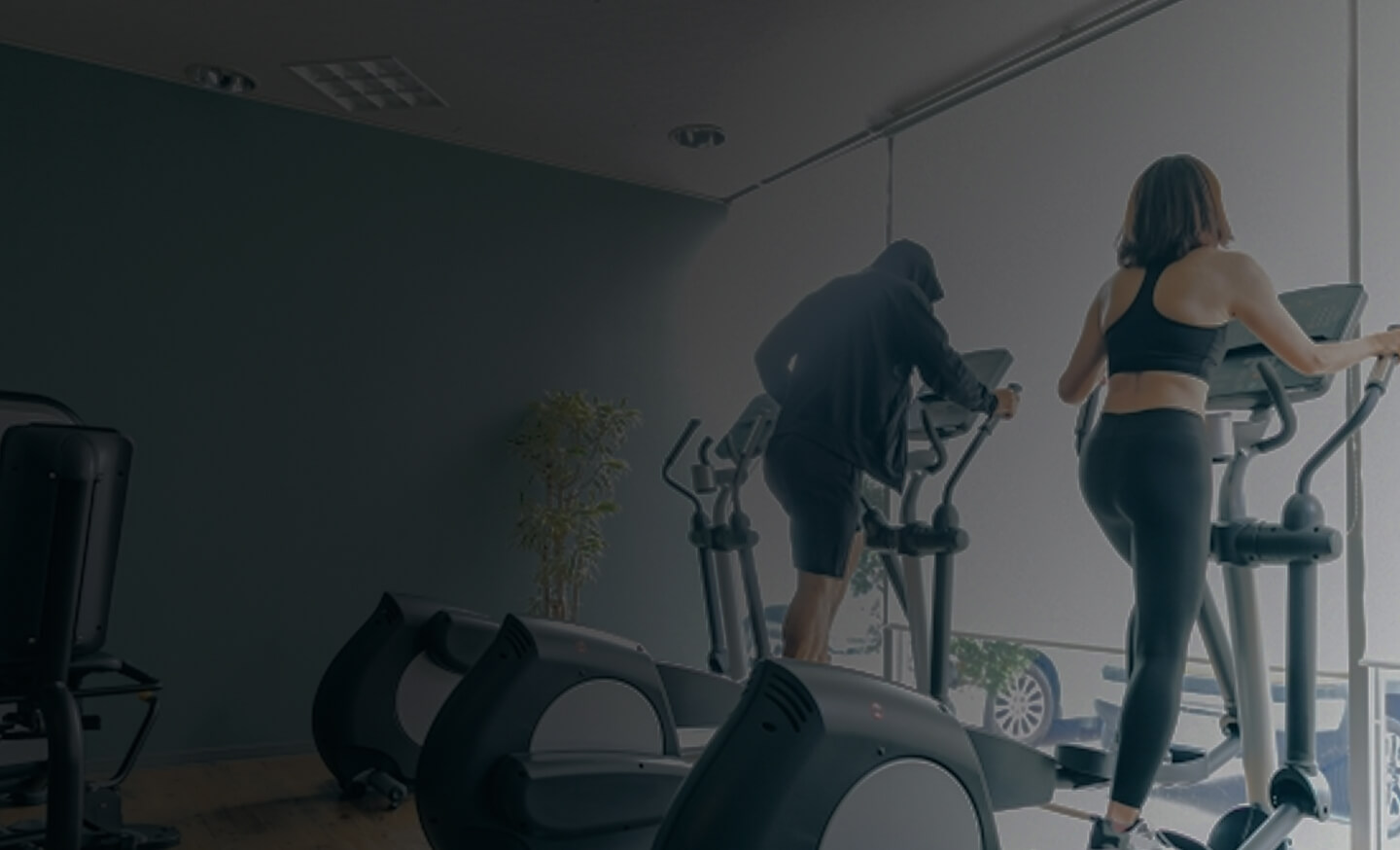 ランニングマシーンをする女性