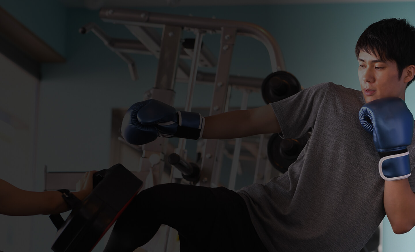 ボクシングをする男性